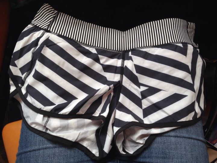 lululemon-seawheeze-2014-zig-zag-black-white-pattern-speed-shorts