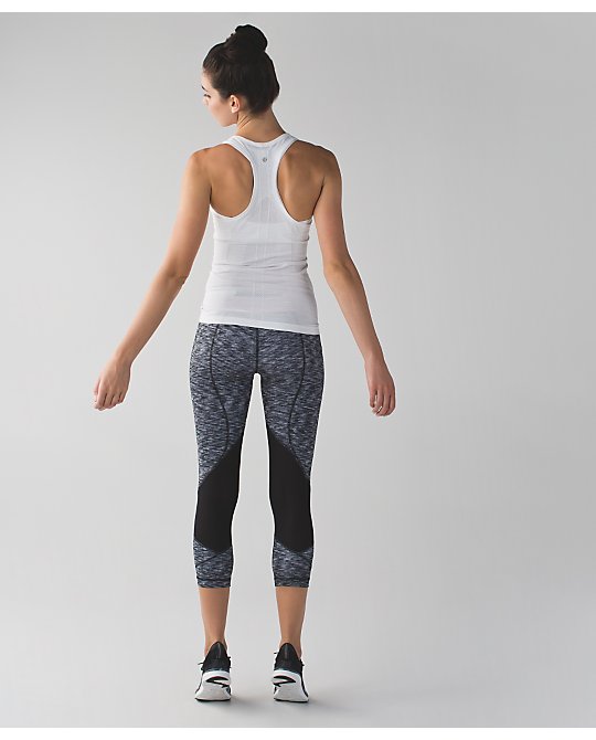 Lululemon dramatic static pace rival crops