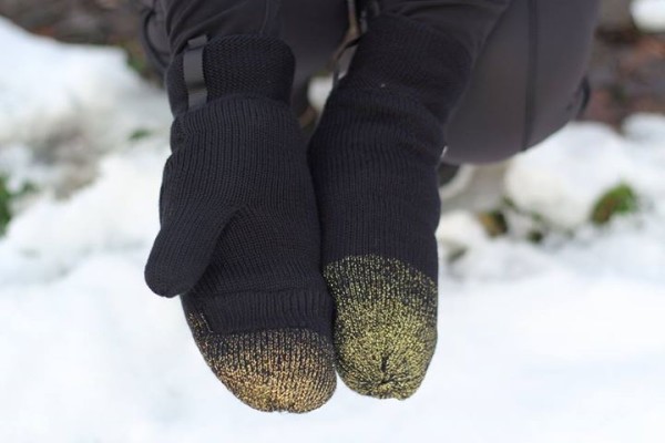 Lululemon snow amazing mittens black gold