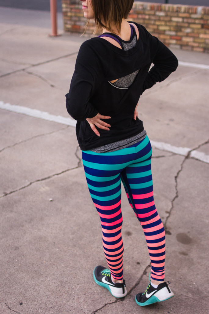 Cut-out pullover and bold stripes for the gym